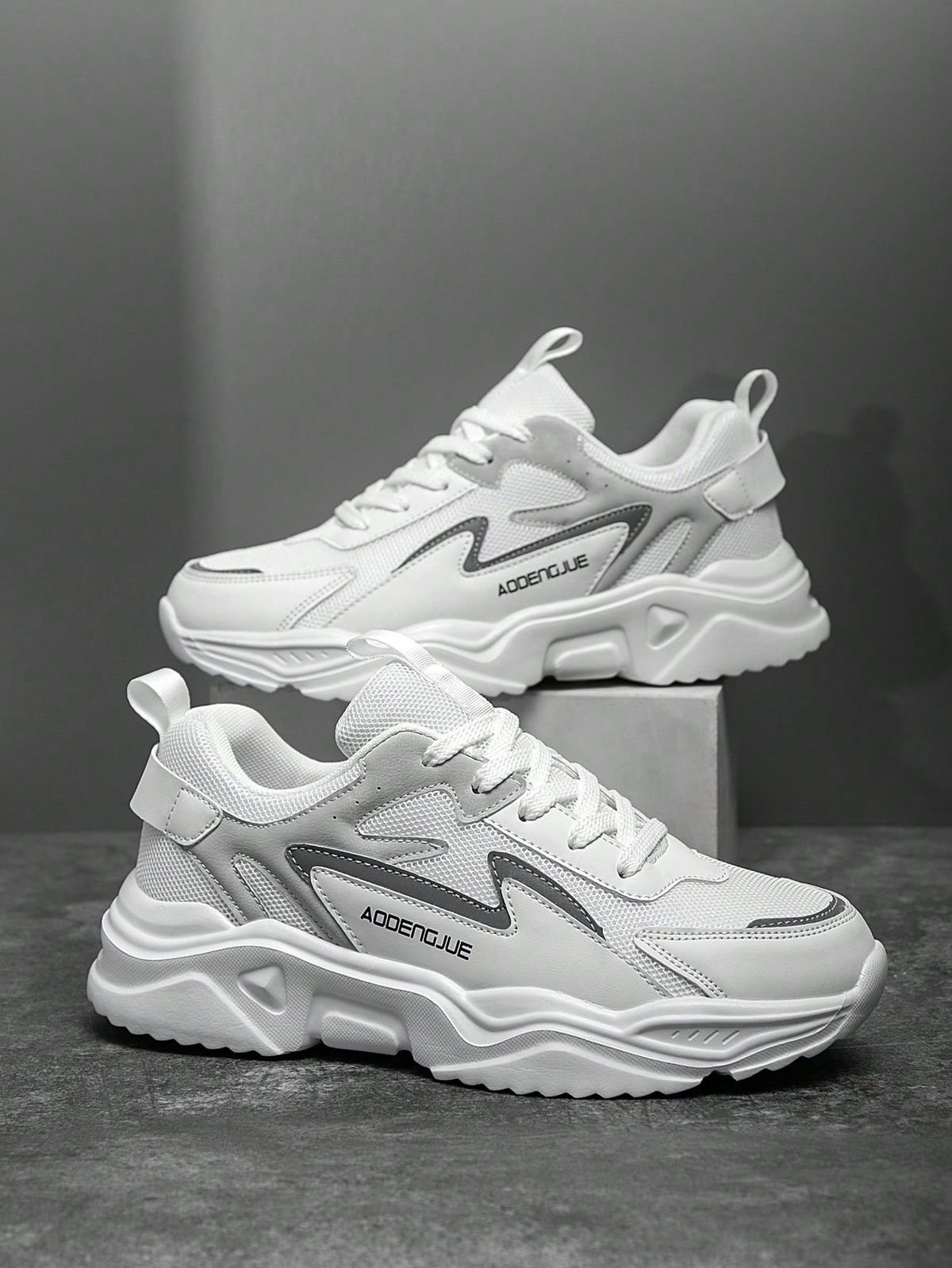Men's sports shoes