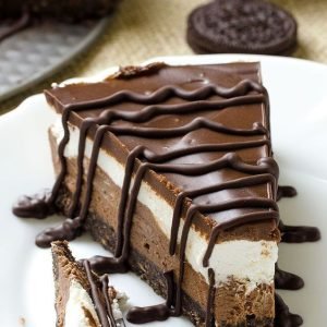 Layered Chocolate Cheesecake with Oreo Crust –…